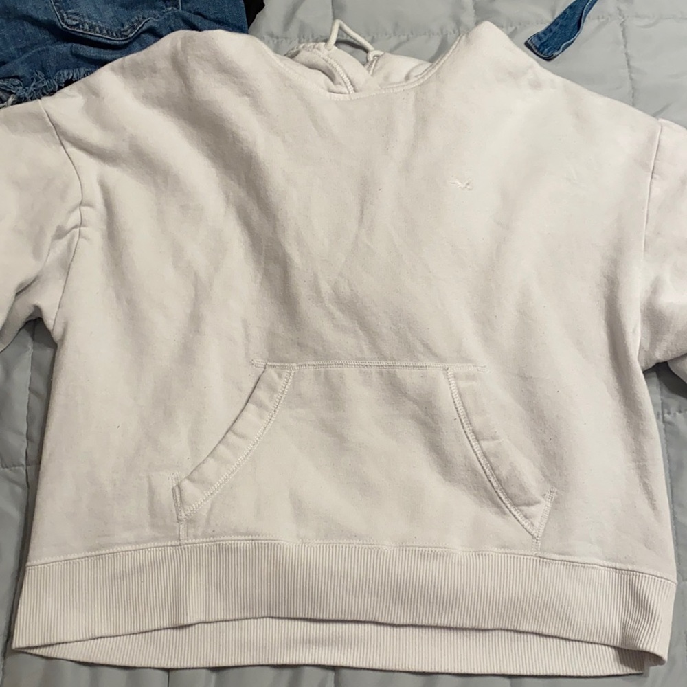 white hollister sweatshirt.